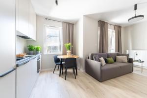 华沙Platinum Apartments的厨房以及带沙发和桌子的客厅。