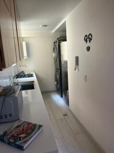 波哥大Acogedor apartamento en zona corporativa Ciudad Salitre的一间带冰箱和炉灶的小厨房