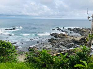 El ValleHostal San Mabel Herping - Playa Cuevita的岩石海滩上的海景