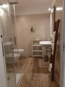阿尔巴塔克斯Villa Diletta的带淋浴、盥洗盆和浴缸的浴室