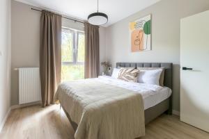 华沙Platinum Apartments的一间卧室设有一张床和一个窗口