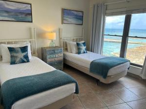 乔治敦Georgetown Villas #201的海景客房 - 带两张床