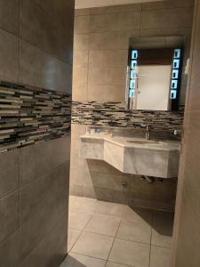 麦地那فندق دان البلاتيني的一间带水槽和镜子的浴室