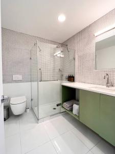 布鲁克林New Cozy Modern Minimalist Stay in Brooklyn at Rem-Casa的带淋浴、卫生间和盥洗盆的浴室