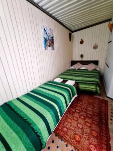 穆莱伊德里斯Dar Ines的两张睡床彼此相邻,位于一个房间里