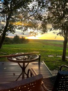 锡盖特堡Woody的享有田野景致的甲板上的桌椅