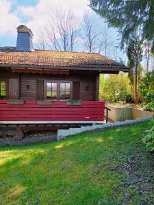 布劳恩拉格Bergfreude Chalet的院子里有红色长凳的房子