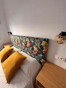 拉雷斯廷加Apt La Chalana by El Hierro Stay的一间卧室配有一张带黄色枕头的床