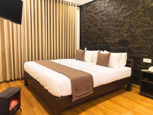 努沃勒埃利耶Queens Mount Glen Heights的卧室配有一张床