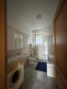 布伦托尼科CA' EDDA APPARTAMENTO ANNA的浴室配有盥洗盆、卫生间和浴缸。