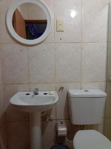 伊瓜苏港RESIDENCIAL LOS AMIGOS的一间带卫生间、水槽和镜子的浴室