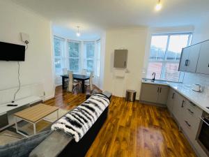 圣伦纳兹Newly refurbished two bedrooms flat的客厅配有沙发和桌子