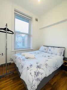 圣伦纳兹Newly refurbished two bedrooms flat的一间卧室设有一张床和一个窗口