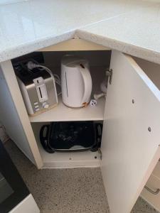 邦加里Bribie Get away的一个带台面的橱柜,上面有水槽和用具