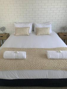 邦加里Bribie Get away的一张带两个枕头的大白色床