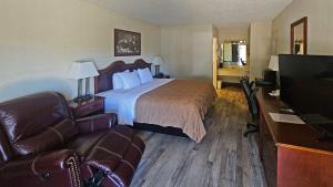 恩尼斯埃尼斯品质酒店的配有一张床和一台平面电视的酒店客房