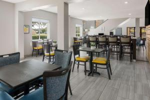 罗阿诺克Quality Inn & Suites Roanoke - Fort Worth North的餐厅内带桌椅的用餐室
