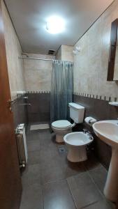 维拉卡洛斯帕兹Miralejos Paz的浴室配有卫生间、盥洗盆和淋浴。
