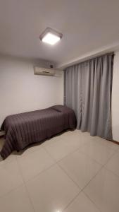 维拉卡洛斯帕兹Miralejos Paz的一间卧室设有一张床和一个窗口