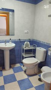 Cúllar-VegaAlojamientos Turísticos La Palmera的蓝色和白色的浴室设有卫生间和水槽