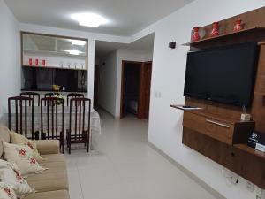 瓜拉久巴LAZER EM GUARAJUBA的带沙发和平面电视的客厅
