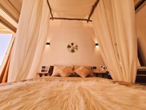 达哈布Lucky palace Dahab的一间卧室配有一张大床和一张沙发
