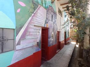 查查波亚斯DEJAVU的一面在建筑的一面,一面是挂着红色门的壁画