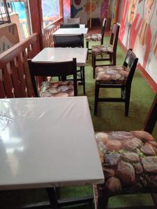查查波亚斯DEJAVU的餐馆里的一组桌椅