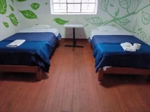查查波亚斯DEJAVU的客房设有两张床、一张桌子和一扇窗户。
