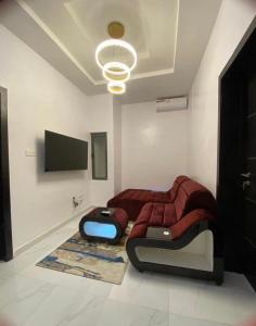 莱基Urban Retreat Luxury Shortlet Apartment Lekki Lagos的一间卧室配有一张床和一台平面电视