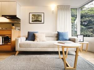 波哥大Grandioso apartamento, ubicación increíble centro int的客厅配有沙发和桌子