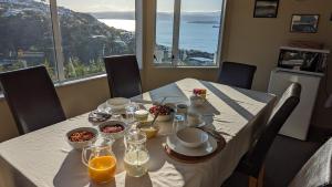 惠灵顿Harbour Lodge Wellington的餐桌,配有白色桌布和食物