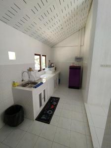 库德岛沽生活度假屋的白色的厨房设有水槽和台面