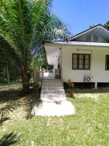 库德岛沽生活度假屋的前面有棕榈树的房子