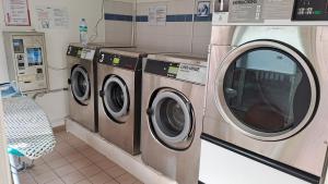 圣吕斯Les Frangipaniers的洗衣房配有3台洗衣机。