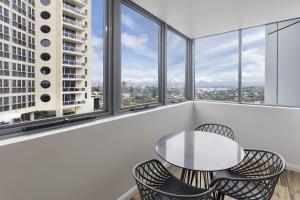 悉尼邦迪交界处美利通公寓式酒店的窗户间里的桌椅