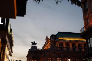 维也纳Hotel Bristol, a Luxury Collection Hotel, Vienna的前面有马雕像的建筑