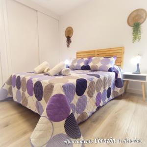 彼德拉斯布兰卡斯CORAZÓN DE ASTURIAS的一间卧室配有一张紫色床