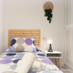 彼德拉斯布兰卡斯CORAZÓN DE ASTURIAS的一间卧室配有一张带木制床头板的床