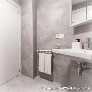 彼德拉斯布兰卡斯CORAZÓN DE ASTURIAS的浴室配有白色水槽和白色橱柜