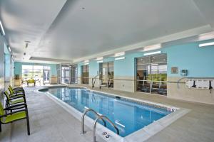 布鲁艾施SpringHill Suites by Marriott Cincinnati Blue Ash的大楼内的大型游泳池
