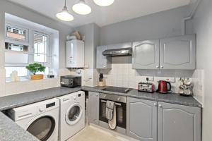 3 Bedroom Flat Near Finsbury Park, Manor House Station的厨房或小厨房