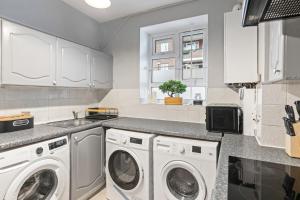 3 Bedroom Flat Near Finsbury Park, Manor House Station的厨房或小厨房