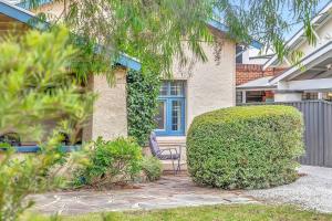 阿德莱德'The Nook' Peaceful Toorak Gardens Retro Cottage的前院带椅子的房子