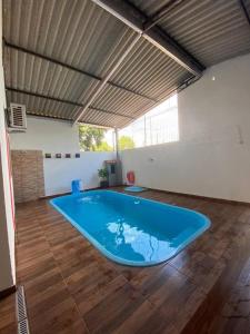 Pôrto PrimaveraRancho Imperador的铺有木地板的客房内的大型蓝色游泳池