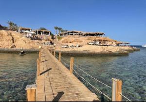 沙姆沙伊赫Casa Do Cairo-Sharm Alsheikh的海滩上的木船坞