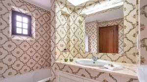 阿尔布费拉巴莱亚高尔夫村庄的一间带水槽和镜子的浴室