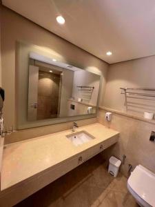赫尔格达One Bedroom - Mangroovy El Gouna的一间带水槽和镜子的浴室