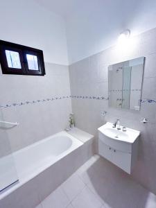 萨尔塔La Casita Amarilla en Salta的白色的浴室设有浴缸、水槽和浴缸。