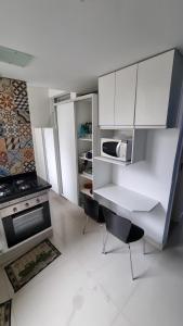 圣保罗Av. Paulista Trianon MASP的厨房配有白色橱柜和炉灶。